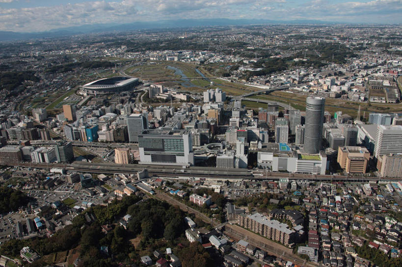 无人,体育馆,家,高楼大厦,运动场,横图,全景,俯视,航拍,室外,白天,度假,草地,草坪,湖,湖泊,美景,山,山脉,树林,水,天际线,植物,城市风光,城市,大桥,大厦,道路,建筑,立交桥,路,摩天大楼,桥梁,公路,神奈川,日本,亚洲,阴影,光线,影子,房屋,屋子,地平线,湖面,景观,山峰,水流,水面,云,云朵,高架,斜拉桥,桥,辽阔,地面,交通,山峦,横滨,横滨市,神奈川县,云彩,娱乐,体育场,楼房,住宅,草,树,树木,蓝色,绿色,白云,蓝天,天空,阳光,自然,湖水,群山,天,享受,休闲,广阔,景色,放松,生长,成长,一望无际,鸟瞰,延伸,东亚,本州,首府,关东地方,本州岛,日本国,天地相交,运动馆,无边无际,一马平川,日产体育场,马路,彩图,高角度拍摄,房子,大楼,高层建筑,高楼,摩天楼