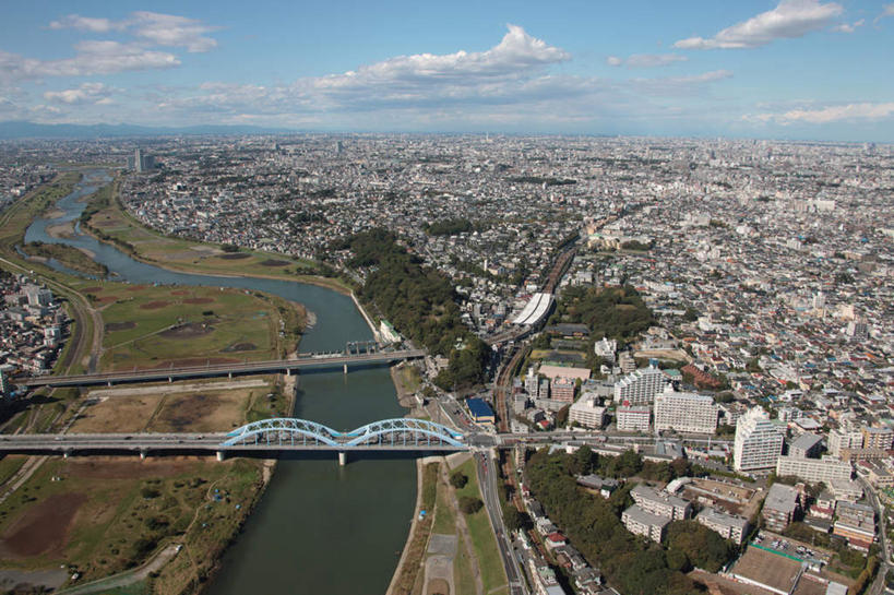 无人,家,高楼大厦,横图,全景,俯视,航拍,室外,白天,度假,草地,草坪,河流,美景,山,山脉,树林,水,天际线,植物,城市风光,城市,大桥,大厦,道路,建筑,立交桥,路,摩天大楼,桥梁,公路,车站,东京,日本,亚洲,阴影,光线,影子,房屋,屋子,地平线,河水,景观,山峰,水流,云,云朵,高架,斜拉桥,桥,辽阔,地面,交通,山峦,云彩,娱乐,楼房,住宅,草,树,树木,蓝色,绿色,白云,蓝天,天空,阳光,自然,群山,天,享受,休闲,广阔,景色,放松,生长,成长,一望无际,鸟瞰,延伸,东亚,本州,关东地方,本州岛,日本国,东京都,天地相交,无边无际,一马平川,马路,彩图,高角度拍摄,房子,大楼,高层建筑,高楼,摩天楼