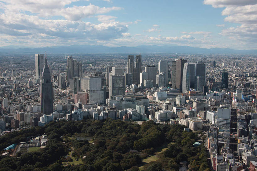 无人,体育馆,家,高楼大厦,运动场,横图,全景,俯视,航拍,室外,白天,度假,草地,草坪,美景,山,山脉,树林,天际线,植物,城市风光,城市,大厦,道路,建筑,路,摩天大楼,公路,东京,日本,阴影,光线,影子,房屋,屋子,地平线,景观,山峰,云,云朵,辽阔,地面,交通,山峦,新宿,云彩,娱乐,体育场,楼房,住宅,草,树,树木,蓝色,绿色,白云,蓝天,天空,阳光,自然,群山,天,享受,休闲,广阔,景色,放松,田径场,生长,成长,一望无际,鸟瞰,延伸,东亚,本州,关东地方,本州岛,日本国,东京都,新宿区,天地相交,运动馆,县厅,东京市,无边无际,一马平川,马路,彩图,高角度拍摄,房子,大楼,高层建筑,高楼,摩天楼