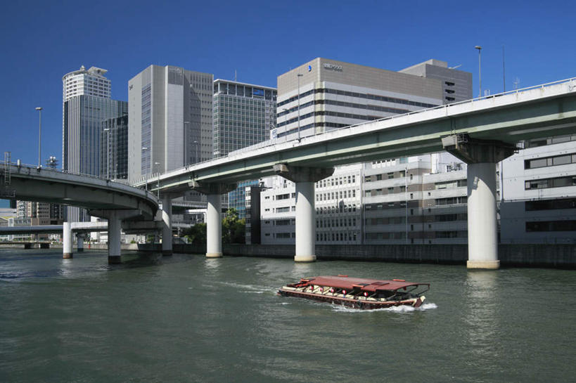 无人,公园,高楼大厦,横图,室外,白天,仰视,度假,河流,美景,树林,水,植物,城市风光,城市,大桥,大厦,建筑,立交桥,路灯,摩天大楼,桥梁,船,照明,日本,亚洲,阴影,波纹,飞溅,溅,光线,液体,影子,河水,景观,水滴,水流,高架,建筑群,斜拉桥,桥,灯光,游艇,娱乐,建设,灯,水珠,树,树木,蓝色,绿色,蓝天,水纹,天空,自然,船尾波,交通工具,波浪,天,享受,休闲,景色,放松,大阪,生长,成长,照亮,照明设备,喷洒,载具,东亚,本州,大阪府,本州岛,日本国,近畿地方,近畿,中之岛,县厅,大阪市,中之岛公园,彩图,低角度拍摄,大楼,高层建筑,高楼,摩天楼