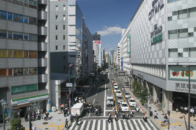 东方人,公园,高楼大厦,栏杆,走,横图,俯视,航拍,室外,白天,度假,安全,美景,树林,植物,城市风光,城市,大厦,道路,建筑,路,路灯,摩天大楼,人行横道,公路,汽车,照明,日本,亚洲,许多,行人,阴影,服装,光线,影子,景观,云,云朵,红绿灯,建筑群,人行道,围栏,灯光,地面,信号灯,交通,许多人,云彩,注视,休闲装,黄种人,娱乐,建设,护栏,路人,车,灯,树,树木,衣服,蓝色,绿色,白云,蓝天,天空,自然,交通工具,轿车,天,观察,看,一群人,享受,休闲,休闲服,景色,放松,警示,服饰,大阪,生长,成长,观看,照亮,察看,照明设备,鸟瞰,关注,提示,载具,人行横道线,流通,东亚,交通信号灯,本州,大阪府,行人信号灯,本州岛,日本国,近畿地方,近畿,中之岛,县厅,大阪市,中之岛公园,过客,男人,男性,女人,女性,中年男性,中年女性,亚洲人,斑马线,马路,步行,散步,走路,半身,彩图,高角度拍摄,大楼,高层建筑,高楼,摩天楼