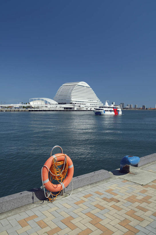 无人,高楼大厦,栏杆,码头,竖图,室外,白天,正面,度假,海浪,海洋,美景,城市风光,城市,大厦,港口,建筑,摩天大楼,船,日本,亚洲,一艘,瓷砖,地砖,救生圈,景观,浪花,建筑群,围栏,塔,游艇,地面,娱乐,建设,护栏,红色,蓝色,白色,蓝天,天空,海水,交通工具,天,享受,休闲,景色,放松,载具,海景,东亚,本州,本州岛,日本国,近畿地方,近畿,兵库,兵库县,神户,神户港,神户市,神戸,县厅,神戸市,大海,风浪,海,海水的波动,近岸浪,涌浪,彩图,摆渡口,埠头,大楼,渡口,渡头,港湾,高层建筑,高楼,海港,货运码头,口岸,摩天楼,商港