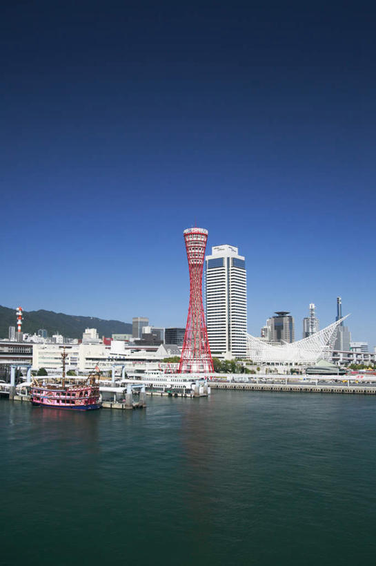 无人,高楼大厦,栏杆,码头,竖图,俯视,室外,白天,度假,海浪,海洋,美景,城市风光,城市,大厦,港口,建筑,路灯,摩天大楼,船,照明,日本,亚洲,一艘,景观,浪花,建筑群,围栏,塔,灯光,游艇,地面,娱乐,建设,护栏,灯,红色,蓝色,蓝天,天空,海水,交通工具,天,享受,休闲,景色,放松,照亮,照明设备,载具,海景,东亚,本州,本州岛,日本国,近畿地方,近畿,兵库,兵库县,神户,神户港,神户市,神戸,县厅,神戸市,神户塔,大海,风浪,海,海水的波动,近岸浪,涌浪,彩图,高角度拍摄,摆渡口,埠头,大楼,渡口,渡头,港湾,高层建筑,高楼,海港,货运码头,口岸,摩天楼,商港