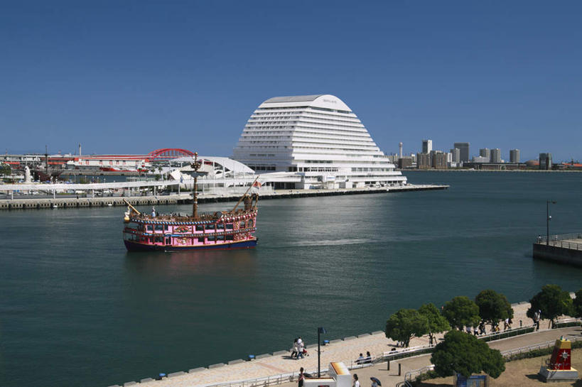 高楼大厦,栏杆,码头,横图,室外,白天,正面,度假,草地,草坪,海浪,海洋,美景,树林,植物,城市风光,城市,大厦,港口,建筑,路灯,摩天大楼,船,照明,日本,亚洲,一艘,波纹,飞溅,溅,液体,景观,浪花,水滴,建筑群,围栏,塔,灯光,游艇,地面,许多人,娱乐,建设,护栏,灯,水珠,草,树,树木,红色,蓝色,绿色,蓝天,水纹,天空,自然,海水,船尾波,交通工具,波浪,天,享受,休闲,景色,放松,生长,成长,照亮,照明设备,喷洒,载具,海景,东亚,本州,本州岛,日本国,近畿地方,近畿,兵库,兵库县,神户,神户港,神户市,神戸,县厅,神戸市,大海,风浪,海,海水的波动,近岸浪,涌浪,彩图,全身,摆渡口,埠头,大楼,渡口,渡头,港湾,高层建筑,高楼,海港,货运码头,口岸,摩天楼,商港