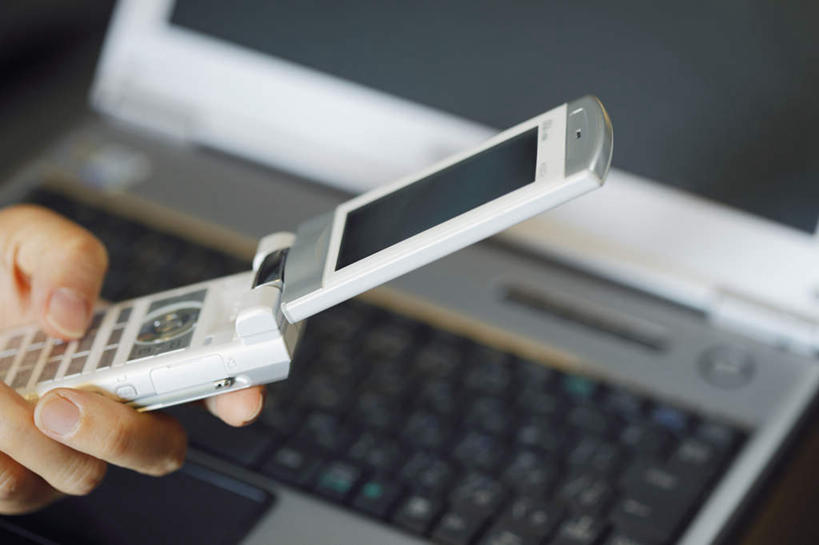 东方人,手,一个人,打电话,横图,俯视,室内,特写,白天,电脑,笔记本电脑,电话,手机,亚洲,仅一个男性,仅一个人,敲打,网络,拿,拿着,黄种人,输入,通讯设备,仅一个年轻男性,白色,打字,手部,单个,单手,点击,敲击,无线,通信设备,无线网络,无线上网,便携式电脑,交流,按键,手提电脑,男人,男性,年轻男性,亚洲人,沟通,通话,半身,彩图,高角度拍摄