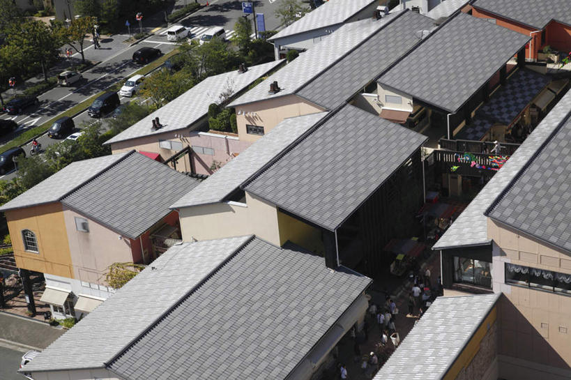 家,横图,俯视,航拍,室外,白天,旅游,度假,草地,草坪,美景,树林,植物,城市风光,城市,道路,路,人行横道,公路,汽车,日本,亚洲,阴影,光线,影子,房屋,墙,屋顶,屋子,景观,公寓,人行道,交通,许多人,顶棚,娱乐,洋房,楼房,墙壁,墙面,住宅,车,草,树,树木,绿色,自然,交通工具,轿车,一群人,享受,休闲,景色,放松,生长,成长,鸟瞰,载具,人行横道线,东亚,本州,本州岛,日本国,近畿地方,近畿,兵库,兵库县,神户,神户市,神戸,县厅,神戸市,斑马线,马路,半身,彩图,高角度拍摄,房子