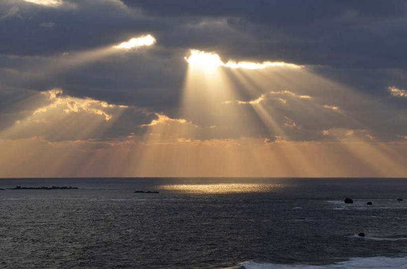 无人,横图,室外,白天,正面,旅游,度假,日出,海浪,海洋,礁石,石头,美景,太阳,日本,亚洲,阴影,光线,石子,影子,景观,浪花,水平线,乌云,云,云朵,辽阔,朝霞,晨曦,海平线,黎明,娱乐,冲绳,天空,阳光,自然,海水,天,享受,休闲,广阔,景色,放松,一望无际,冲绳县,自然风光,海景,东亚,琉球群岛,日本国,九州地方,宫古岛,宫古列岛,无边无际,一马平川,大海,风浪,海,海水的波动,礁,近岸浪,石块,岩石,涌浪,朝阳,彩图,破晓,水天相接,水天一线