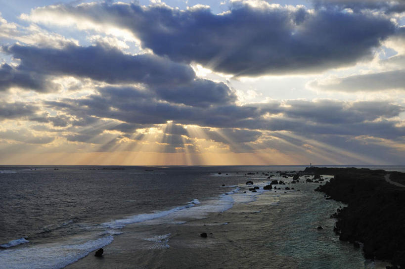 无人,横图,室外,白天,正面,旅游,度假,日出,海浪,海洋,礁石,石头,美景,太阳,日本,亚洲,阴影,光线,石子,影子,景观,浪花,水平线,乌云,云,云朵,辽阔,朝霞,晨曦,海平线,黎明,娱乐,冲绳,蓝色,蓝天,天空,阳光,自然,海水,天,享受,休闲,广阔,景色,放松,一望无际,冲绳县,自然风光,海景,东亚,琉球群岛,日本国,九州地方,宫古岛,宫古列岛,无边无际,一马平川,大海,风浪,海,海水的波动,礁,近岸浪,石块,岩石,涌浪,朝阳,彩图,破晓,水天相接,水天一线
