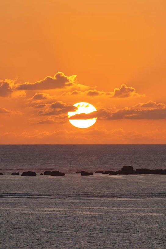 无人,竖图,室外,白天,正面,旅游,度假,日出,海浪,海洋,礁石,石头,美景,太阳,日本,亚洲,阴影,光线,石子,影子,景观,浪花,水平线,乌云,云,云朵,辽阔,朝霞,晨曦,海平线,黎明,娱乐,冲绳,黄色,阳光,自然,海水,享受,休闲,广阔,景色,放松,一望无际,冲绳县,自然风光,海景,东亚,琉球群岛,日本国,九州地方,宫古岛,宫古列岛,无边无际,一马平川,大海,风浪,海,海水的波动,礁,近岸浪,石块,岩石,涌浪,朝阳,彩图,破晓,水天相接,水天一线