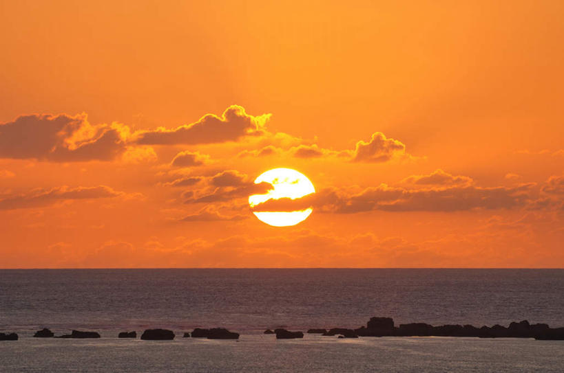 无人,横图,室外,白天,正面,旅游,度假,日出,海浪,海洋,礁石,石头,美景,太阳,日本,亚洲,阴影,光线,石子,影子,景观,浪花,水平线,乌云,云,云朵,辽阔,朝霞,晨曦,海平线,黎明,娱乐,冲绳,黄色,天空,阳光,自然,海水,天,享受,休闲,广阔,景色,放松,一望无际,冲绳县,自然风光,海景,东亚,琉球群岛,日本国,九州地方,宫古岛,宫古列岛,无边无际,一马平川,大海,风浪,海,海水的波动,礁,近岸浪,石块,岩石,涌浪,朝阳,彩图,破晓,水天相接,水天一线