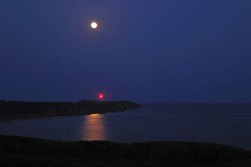 无人,横图,室外,夜晚,正面,旅游,度假,海浪,海洋,礁石,石头,美景,路灯,夜景,照明,日本,亚洲,阴影,光线,石子,影子,景观,浪花,水平线,月亮,辽阔,灯光,灯塔,海平线,月光,娱乐,冲绳,灯,一个,红色,蓝色,蓝天,天空,自然,海水,天,享受,休闲,广阔,景色,放松,单个,一望无际,明亮,照亮,冲绳县,照明设备,自然风光,海景,东亚,琉球群岛,日本国,九州地方,皎洁,宫古岛,宫古列岛,无边无际,一马平川,大海,风浪,海,海水的波动,礁,近岸浪,石块,岩石,涌浪,彩图,水天相接,水天一线