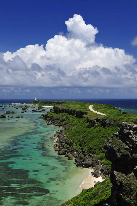 无人,竖图,俯视,室外,白天,旅游,度假,海浪,海洋,礁石,石头,美景,沙滩,树林,植物,道路,路,公路,日本,亚洲,阴影,光线,沙子,石子,影子,海岸,景观,浪花,水平线,云,云朵,辽阔,灯塔,交通,海平线,沙地,云彩,娱乐,冲绳,树,树木,一个,蓝色,绿色,白云,蓝天,天空,自然,海水,天,享受,休闲,广阔,景色,放松,生长,单个,成长,一望无际,冲绳县,自然风光,海景,东亚,琉球群岛,日本国,九州地方,宫古岛,宫古列岛,无边无际,一马平川,大海,风浪,海,海水的波动,海滩,礁,近岸浪,石块,岩石,涌浪,马路,彩图,高角度拍摄,水天相接,水天一线