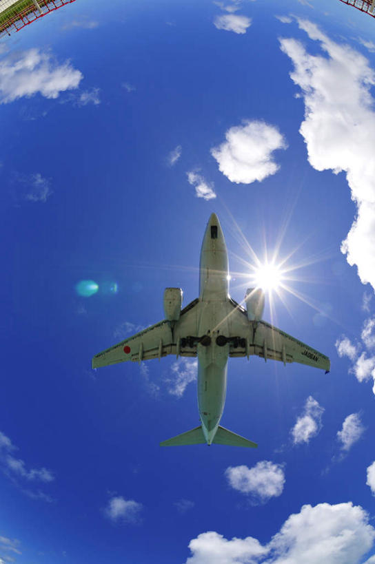 无人,竖图,室外,白天,广角镜头,鱼眼镜头,仰视,旅游,度假,美景,太阳,飞机,日本,亚洲,阴影,光线,影子,景观,云,云朵,交通,云彩,娱乐,航空,冲绳,蓝色,白云,蓝天,天空,阳光,自然,交通工具,天,享受,休闲,景色,放松,运输,冲绳县,客机,自然风光,载具,东亚,琉球群岛,日本国,九州地方,宫古岛,宫古列岛,彩图,低角度拍摄