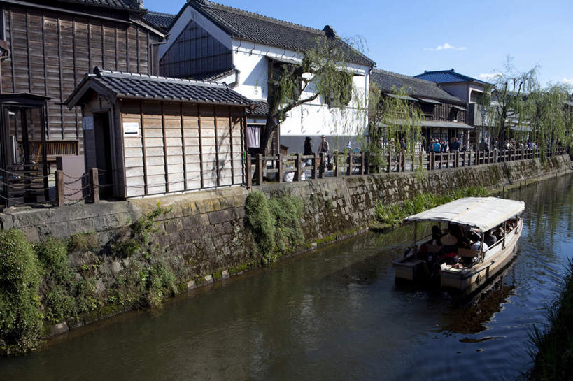 东方人,家,横图,室外,白天,正面,旅游,度假,河流,美景,水,城市风光,城市,建筑,船,日本,亚洲,游客,阴影,波纹,日本文化,光线,影子,房屋,屋子,河水,景观,水流,云,云朵,建筑群,木船,涟漪,千叶县,许多人,云彩,黄种人,娱乐,建设,楼房,旅客,住宅,蓝色,白云,蓝天,水纹,天空,阳光,交通工具,波浪,天,一群人,享受,休闲,景色,放松,流动,晴朗,舟,载具,流淌,东亚,本州,关东地方,本州岛,日本国,水晕,千叶,男人,男性,年轻男性,年轻女性,女人,女性,亚洲人,晴空,彩图,全身,房子