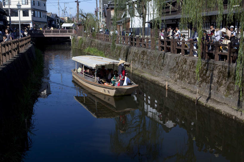 东方人,背部,家,横图,室外,白天,正面,旅游,度假,河流,美景,水,城市风光,城市,建筑,船,日本,亚洲,游客,阴影,波纹,日本文化,光线,影子,房屋,屋子,河水,景观,水流,云,云朵,建筑群,木船,涟漪,千叶县,许多人,云彩,黄种人,娱乐,建设,楼房,旅客,住宅,蓝色,白云,蓝天,水纹,天空,阳光,交通工具,波浪,天,一群人,享受,休闲,景色,放松,流动,晴朗,舟,载具,流淌,东亚,本州,关东地方,本州岛,日本国,水晕,千叶,男人,男性,年轻男性,年轻女性,女人,女性,亚洲人,晴空,半身,彩图,房子