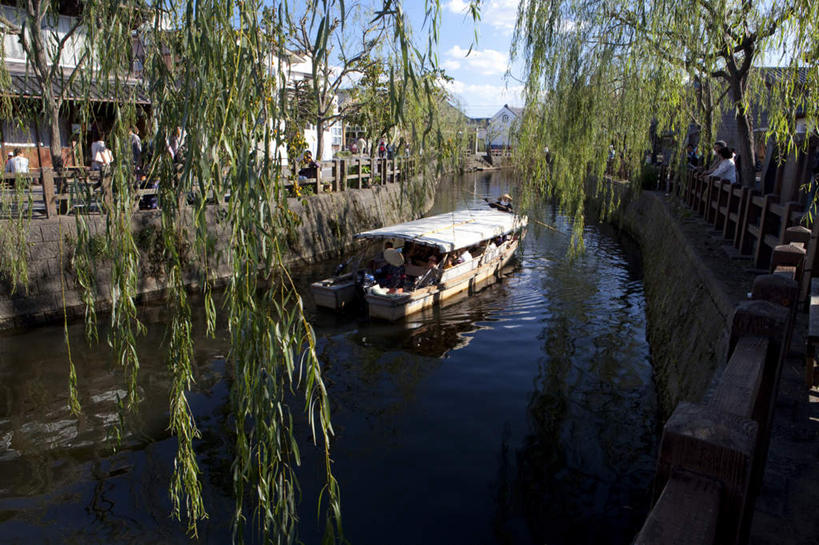 东方人,家,横图,室外,白天,正面,旅游,度假,河流,美景,水,城市风光,城市,建筑,船,日本,亚洲,游客,阴影,波纹,日本文化,光线,影子,房屋,屋子,河水,景观,水流,云,云朵,建筑群,木船,涟漪,千叶县,许多人,云彩,黄种人,娱乐,建设,楼房,旅客,住宅,蓝色,白云,蓝天,水纹,天空,阳光,交通工具,波浪,天,一群人,享受,休闲,景色,放松,流动,晴朗,舟,载具,流淌,东亚,本州,关东地方,本州岛,日本国,水晕,千叶,男人,男性,年轻男性,年轻女性,女人,女性,亚洲人,晴空,半身,彩图,房子