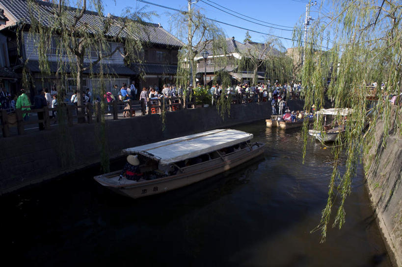东方人,家,横图,室外,白天,正面,旅游,度假,河流,美景,水,城市风光,城市,建筑,船,日本,亚洲,游客,阴影,波纹,日本文化,光线,影子,房屋,屋子,河水,景观,水流,云,云朵,建筑群,木船,涟漪,千叶县,许多人,云彩,黄种人,娱乐,建设,楼房,旅客,住宅,蓝色,白云,蓝天,水纹,天空,阳光,交通工具,波浪,天,一群人,享受,休闲,景色,放松,流动,晴朗,舟,载具,流淌,东亚,本州,关东地方,本州岛,日本国,水晕,千叶,男人,男性,年轻男性,年轻女性,女人,女性,亚洲人,晴空,半身,彩图,房子