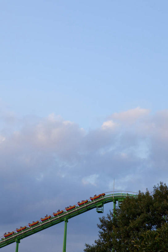 无人,游乐园,竖图,室外,白天,仰视,旅游,度假,游戏,美景,植物,游乐场,金属制品,日本,亚洲,金属,景观,云,云朵,玩,云彩,娱乐,刺激,过山车,树,树木,红色,蓝色,绿色,白云,蓝天,天空,自然,天,享受,休闲,景色,放松,生长,晴朗,成长,活动,发泄,消遣,智力,自然风光,东亚,本州,茨城,茨城县,关东地方,本州岛,日本国,宣泄,乐园,晴空,玩耍,嬉戏,彩图,低角度拍摄