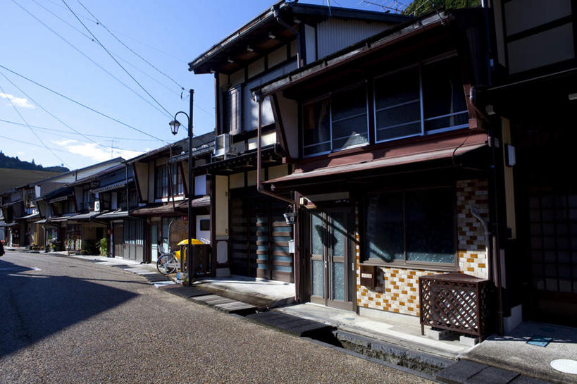 无人,家,横图,室外,白天,正面,旅游,度假,美景,城市风光,城市,道路,建筑,路,日本,亚洲,阴影,电力,光线,电线,电线杆,线,影子,房屋,屋子,景观,云,云朵,公寓,建筑群,小路,电能,交通,线路,云彩,娱乐,建设,洋房,楼房,住宅,蓝色,白云,蓝天,天空,阳光,天,享受,休闲,景色,放松,晴朗,电,电源,能量,东亚,本州,本州岛,日本国,中部地方,岐阜,岐阜县,晴空,彩图,房子