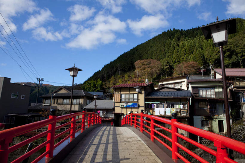 脸,头,脸颊,无人,家,横图,室外,白天,正面,旅游,度假,美景,城市风光,城市,建筑,路灯,照明,日本,亚洲,阴影,电力,光线,电线,木板,线,影子,房屋,屋子,景观,云,云朵,公寓,建筑群,桥,灯光,电能,木桥,线路,云彩,娱乐,建设,洋房,楼房,住宅,栈桥,灯,两个,蓝色,白云,蓝天,天空,阳光,天,享受,休闲,景色,放松,晴朗,人行桥,木板桥,电,电源,电源线,照亮,照明设备,能量,东亚,本州,本州岛,日本国,中部地方,岐阜,岐阜县,头部,脸部,脸蛋,面部,晴空,彩图,房子