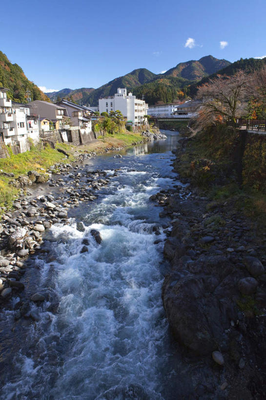 无人,家,竖图,俯视,室外,白天,旅游,度假,河流,美景,水,城市风光,城市,建筑,日本,亚洲,阴影,波纹,光线,木板,影子,房屋,屋子,河水,景观,水流,云,云朵,公寓,建筑群,桥,木桥,涟漪,云彩,娱乐,堤坝,建设,洋房,楼房,住宅,栈桥,蓝色,白云,蓝天,水纹,天空,阳光,波浪,天,享受,休闲,景色,放松,流动,晴朗,人行桥,木板桥,流淌,东亚,本州,本州岛,日本国,中部地方,水晕,岐阜,岐阜县,晴空,彩图,高角度拍摄,房子
