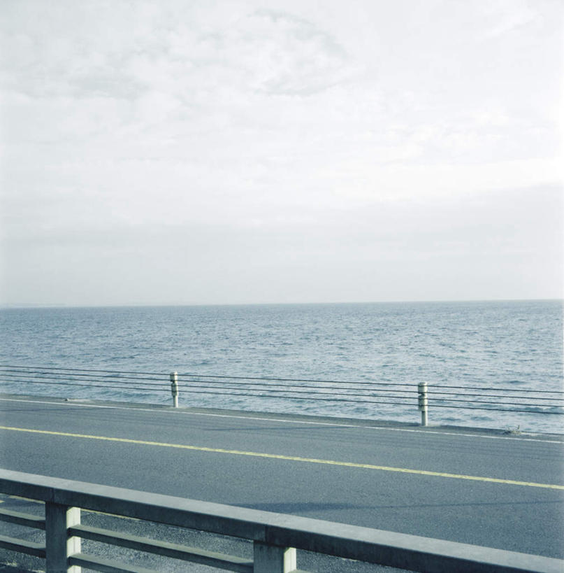 无人,栏杆,竖图,室外,白天,正面,旅游,度假,海浪,海洋,美景,道路,路,公路,神奈川,日本,亚洲,阴影,光线,影子,栅栏,景观,浪花,篱笆,水平线,云,云朵,围栏,辽阔,交通,海平线,神奈川县,云彩,娱乐,护栏,蓝色,白云,蓝天,天空,阳光,自然,海水,天,享受,休闲,广阔,景色,放松,晴朗,一望无际,自然风光,海景,东亚,镰仓,本州,关东地方,本州岛,日本国,无边无际,一马平川,大海,风浪,海,海水的波动,近岸浪,涌浪,晴空,马路,彩图,水天相接,水天一线