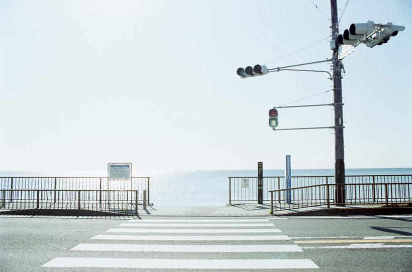 无人,栏杆,横图,室外,白天,正面,安全,海洋,人行横道,神奈川,日本,亚洲,阴影,电力,光线,电线,电线杆,线,影子,水平线,云,云朵,红绿灯,人行道,围栏,辽阔,电能,信号灯,交通,海平线,神奈川县,线路,云彩,护栏,路牌,蓝色,白云,蓝天,天空,阳光,海水,天,广阔,警示,晴朗,电,一望无际,电源,提示,人行横道线,能量,流通,海景,东亚,交通信号灯,镰仓,本州,行人信号灯,关东地方,本州岛,日本国,无边无际,一马平川,大海,海,海水的波动,晴空,斑马线,彩图,水天相接,水天一线