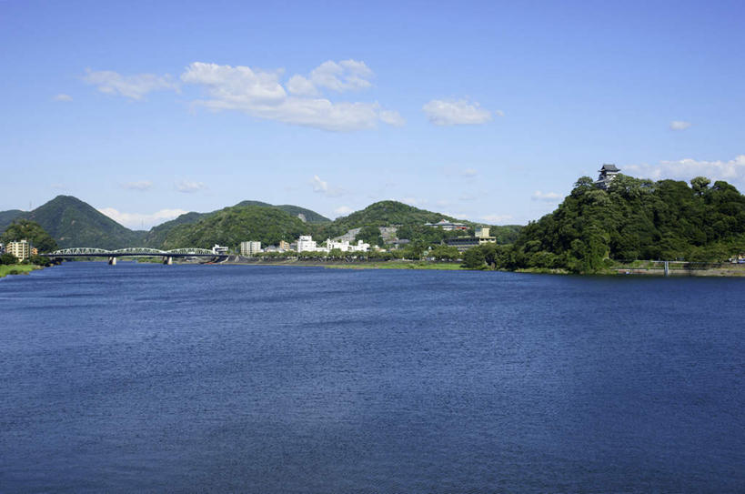 无人,家,寺庙,横图,室外,白天,正面,旅游,度假,湖,湖泊,石头,美景,山,山脉,树林,水,植物,大桥,立交桥,桥梁,爱知县,日本,亚洲,阴影,节日,光线,石子,影子,房屋,屋子,湖面,景观,山顶,山峰,水流,水面,云,云朵,高架,斜拉桥,桥,山峦,燃烧,云彩,文化,娱乐,楼房,住宅,树,树木,蓝色,绿色,白云,蓝天,天空,阳光,自然,香火,庙宇,湖水,群山,天,祈祷,享受,休闲,健康,景色,放松,许愿,宗教,信仰,生长,晴朗,成长,纪念,祈求,自然风光,东亚,沉积岩,本州,本州岛,日本国,中部地方,爱知,颠峰,极峰,水成岩,平安,石块,岩石,晴空,彩图,房子,庙,寺