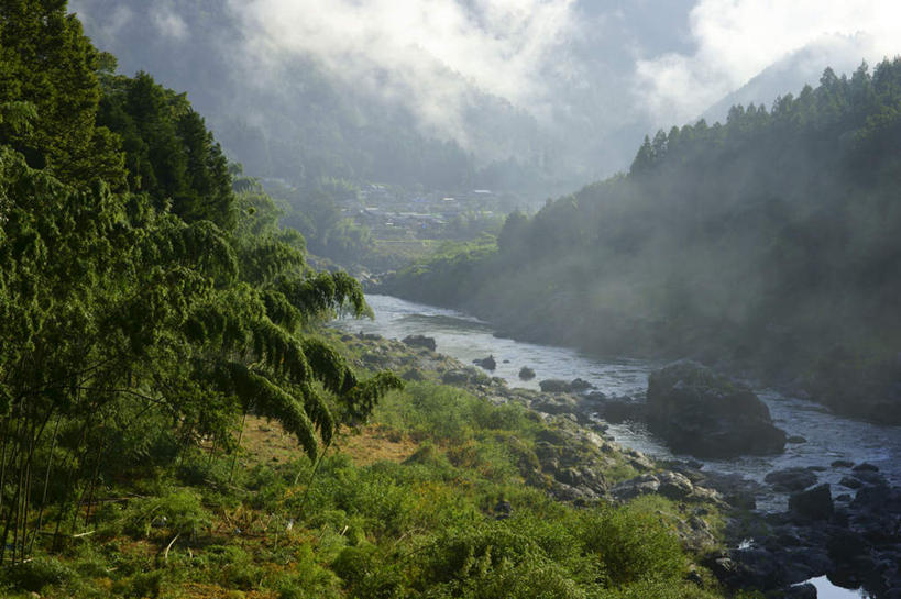 无人,家,横图,室外,白天,正面,旅游,度假,湖,湖泊,石头,美景,山,山脉,树林,水,植物,雾,日本,亚洲,阴影,朦胧,模糊,光线,石子,影子,房屋,屋子,湖面,景观,山顶,山峰,水流,水面,山峦,娱乐,楼房,住宅,树,树木,绿色,阳光,自然,湖水,群山,享受,休闲,景色,放松,生长,成长,迷雾,自然风光,东亚,沉积岩,本州,本州岛,日本国,中部地方,岐阜,岐阜县,颠峰,极峰,水成岩,石块,岩石,大雾,彩图,房子
