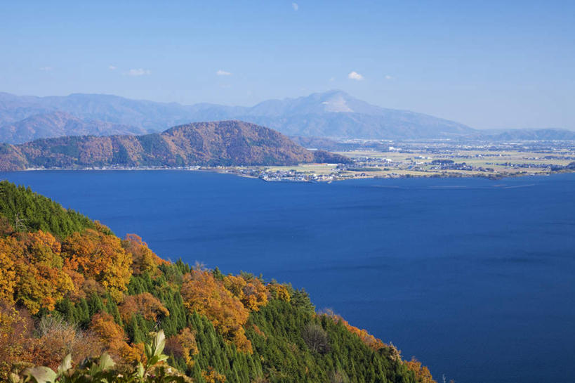 无人,家,农田,横图,俯视,室外,白天,旅游,度假,农业,庄稼,农作物,湖,湖泊,石头,美景,秋季,山,山脉,水,植物,叶子,日本,亚洲,阴影,光线,石子,影子,栅栏,房屋,屋子,稻田,湖面,景观,山顶,山峰,水流,水面,枯叶,落叶,山峦,娱乐,楼房,住宅,树,树木,黄色,红色,蓝色,绿色,蓝天,天空,阳光,自然,湖水,群山,天,享受,休闲,景色,放松,生长,晴朗,成长,自然风光,东亚,沉积岩,本州,万里无云,本州岛,日本国,近畿地方,近畿,滋贺,滋贺县,琵琶湖,伊吹山,颠峰,极峰,水成岩,叶,叶片,石块,岩石,晴空,晴空万里,秋,秋天,彩图,高角度拍摄,耕地,庄稼田,房子