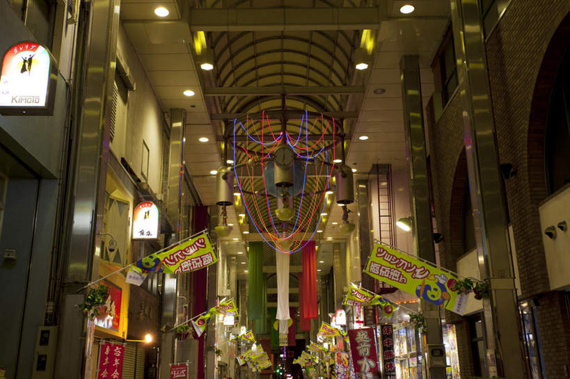 无人,高楼大厦,商店,横图,室内,夜晚,仰视,购物,度假,消费,美景,城市风光,超市,城市,大厦,建筑,摩天大楼,商场,夜景,旗帜,日本,亚洲,许多,阴影,装饰,反射,日文,标志,盆栽,文字,影子,字符,房顶,墙,景观,建筑群,灯光,娱乐,标识,建设,墙壁,墙面,彩带,享受,休闲,景色,放松,金融,百货,华丽,修饰,点缀,画廊,选购,贸易,百货公司,东亚,本州,本州岛,日本国,中部地方,福井,福井县,日语,衬托,美观,雅致,雅观,血拼,彩图,低角度拍摄,大楼,高层建筑,高楼,购物商场,购物中心,摩天楼,商业中心