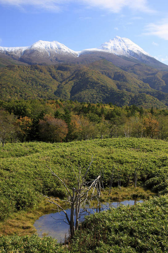 无人,竖图,室外,白天,正面,旅游,度假,湖,湖泊,石头,美景,山,山脉,树林,水,雪山,植物,北海道,日本,亚洲,许多,阴影,光线,石子,影子,湖面,景观,山顶,山峰,水流,水面,云,云朵,枯树,山峦,云彩,娱乐,树,树木,蓝色,绿色,白云,蓝天,天空,阳光,自然,湖水,群山,天,享受,休闲,景色,放松,生长,晴朗,成长,自然风光,东亚,沉积岩,日本国,北海道地方,北海道岛,颠峰,极峰,罗臼岳,水成岩,石块,岩石,晴空,彩图
