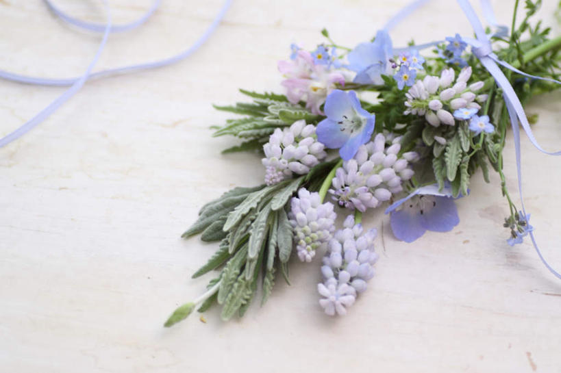 无人,横图,俯视,室内,特写,白天,花海,花圃,植物,餐桌,桌子,叶子,许多,阴影,盛开,反射,丝绸,丝带,影子,绿叶,缎带,花蕾,绸带,花,花瓣,花朵,花卉,鲜花,绿色,紫色,花丛,花束,花田,花苞,花蕊,嫩叶,餐台,风蜡花,杰拉尔顿腊花,蜡花,淘金彩梅,叶,叶片,彩图,高角度拍摄