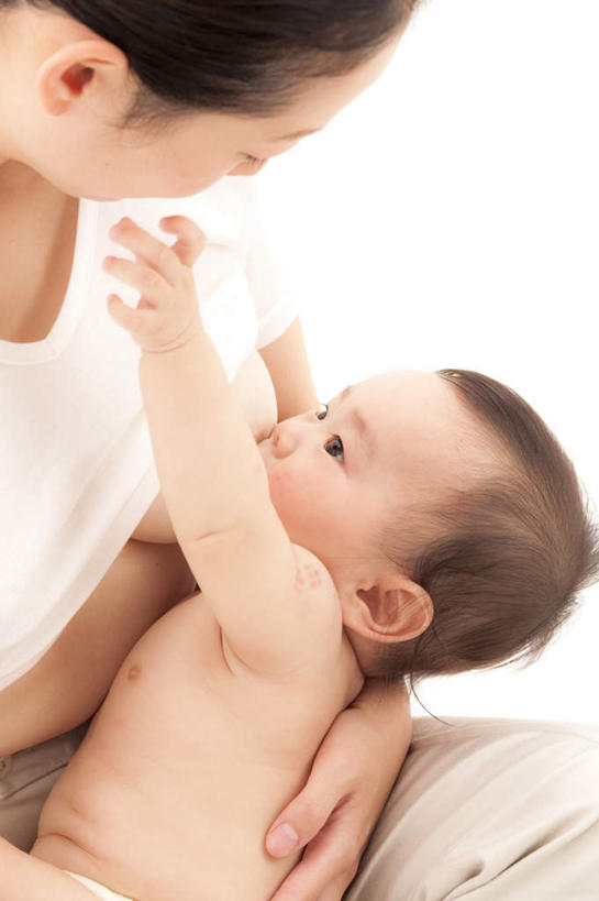 东方人,婴儿,儿童,嘴,手,两个人,家庭,母亲,坐,举,摸,盘腿,竖图,俯视,室内,白天,白色背景,纯洁,亚洲,抚摸,服装,哺乳,注视,休闲装,黄种人,小孩,衣服,观察,看,托,张嘴,休闲,温暖,温馨,一家人,手部,休闲服,可爱,母爱,童年,童趣,搭,摄影,服饰,活泼,影棚,观看,喝奶,喂奶,和睦,察看,搭着,关注,宝宝,吮吸,童真,纯真,烂漫,无邪,母婴,伶俐,天真,年轻女性,女人,女性,亚洲人,孩子,年轻人,口,口腔,嘴巴,嘴唇,张开嘴,触摸,接触,举起,举手,举着,盘腿而坐,盘膝,盘着腿的,盘着腿坐,双腿交叉,向上举,向上伸,向上托,坐着,半身,彩图,高角度拍摄,影棚拍摄,拍摄,融洽