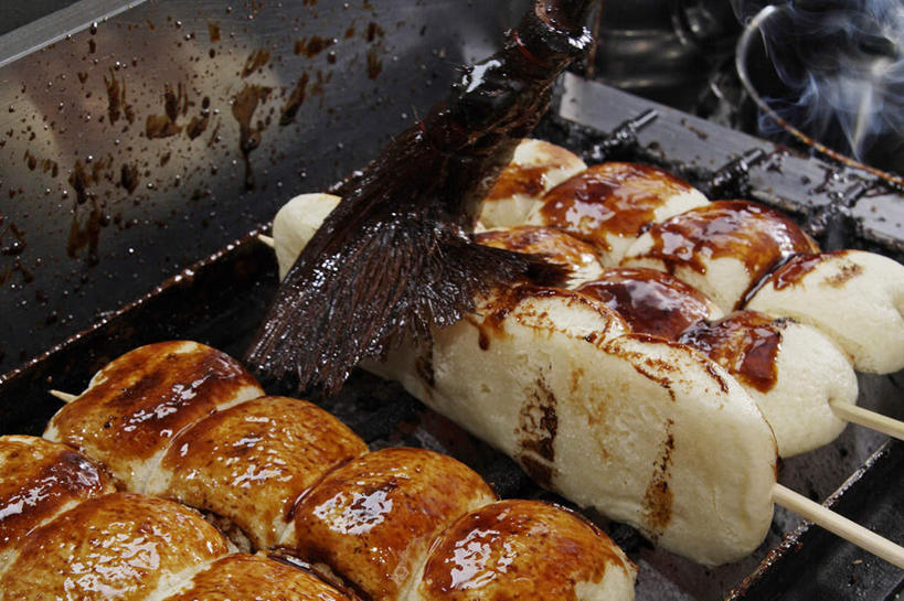 无人,横图,俯视,室内,特写,白天,烹饪,烧烤,厨房,阴影,节日,反射,盆子,影子,日本料理,料理,食品,年糕,褐色,烤架,烤肉,烧烤架,文化,辣酱,菜肴,美食,食物,一个,刷子,日式料理,祈祷,日式,铁架,许愿,佳肴,单个,纪念,祈求,祭祀,镜饼,五串,平安,彩图,高角度拍摄,灶间,传统文化