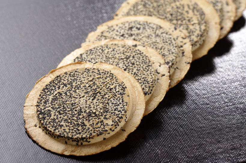 点心,无人,横图,俯视,室内,特写,白天,餐桌,桌子,一排,许多,切片,阴影,整齐,反射,影子,食品,甜点,甜品,食物,糕点,排列,甜食,餐台,队列,彩图,高角度拍摄