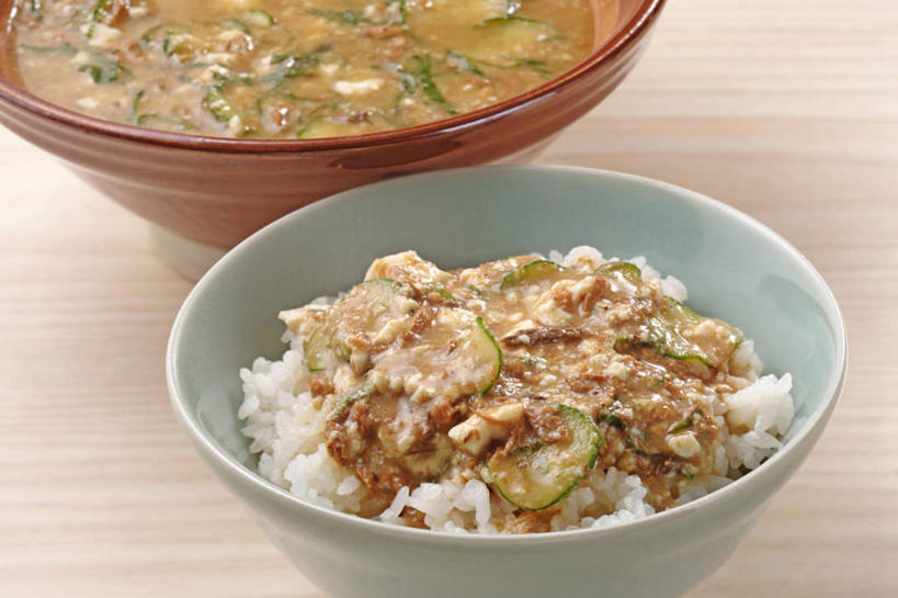 海鲜,米饭,无人,横图,俯视,室内,特写,白天,烹饪,阴影,反射,影子,陶瓷,调料,汤,芝麻,日本料理,料理,食品,青色,陶瓷制品,饭,调味品,调味料,水产,菜肴,美食,海洋生物,食物,两个,红色,容器,碗,日式料理,日式,佳肴,储藏,海参,五谷,储存,水生动物,海产品,水生物,海底动物,脂麻,胡麻,白麻,巨胜子,油麻,彩图,高角度拍摄,贮存