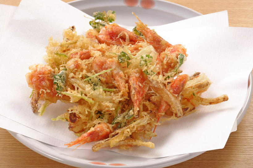 无人,横图,俯视,室内,特写,白天,烹饪,餐桌,桌子,餐具,两张,阴影,反射,碟子,盘,影子,陶瓷,天妇罗,日本料理,料理,食品,陶瓷制品,菜肴,美食,食物,白色,盘子,碟,日式料理,日式,佳肴,餐台,虾米,吸油纸,天麸罗,彩图,高角度拍摄