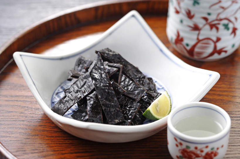 海鲜,清酒,无人,横图,俯视,室内,特写,白天,烹饪,餐桌,桌子,鲸鱼,餐具,托盘,许多,阴影,反射,鱼,碟子,盘,影子,陶瓷,日本料理,料理,食品,深褐色,陶瓷制品,酒类,水产,菜肴,美食,鱼类,海洋生物,酒,酒瓶,食物,饮料,一个,红色,盘子,瓶子,碟,日式料理,日式,鲸,佳肴,单个,餐台,水生动物,海产品,水生物,鱼皮,海底动物,彩图,高角度拍摄,清酒瓶