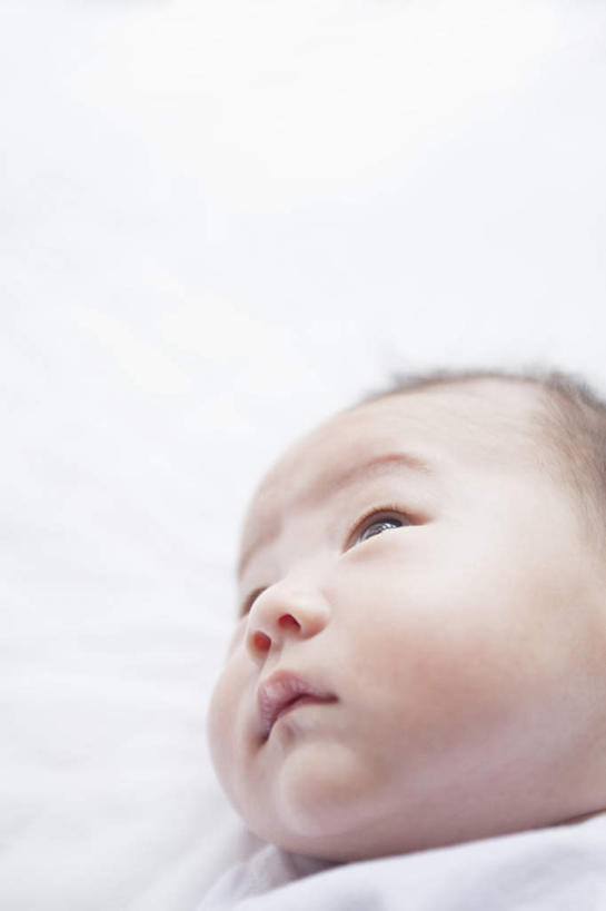 东方人,婴儿,儿童,一个人,躺,竖图,俯视,室内,特写,白天,白色背景,婴儿服装,纯洁,亚洲,仅一个人,注视,黄种人,小孩,白色,观察,看,可爱,摄影,活泼,影棚,观看,察看,关注,宝宝,纯真,烂漫,无邪,卧着,伶俐,天真,亚洲人,孩子,躺着,卧,半身,彩图,高角度拍摄,影棚拍摄,婴儿服,拍摄,襁褓