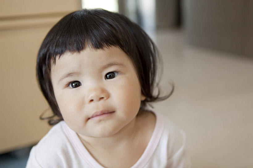 东方人,婴儿,儿童,横图,俯视,室内,特写,白天,婴儿服装,纯洁,地板,门,卧室,亚洲,阴影,朦胧,模糊,反射,影子,墙,地面,注视,黄种人,木地板,墙壁,墙面,小孩,门框,观察,看,可爱,活泼,观看,察看,关注,宝宝,纯真,烂漫,无邪,伶俐,天真,亚洲人,孩子,半身,彩图,高角度拍摄,婴儿服,睡房,卧房,襁褓