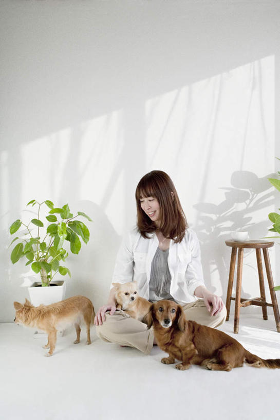 东方人,一个人,站,坐,笑,盘腿,微笑,露齿笑,竖图,室内,白天,正面,植物,宠物,狗,亚洲,仅一个年轻女性,仅一个女性,仅一个人,服装,盆栽,凳子,盆景,注视,休闲装,黄种人,衣服,绿色,自然,动物,观察,看,趴着,站着,休闲,休闲服,可爱,服饰,三条,生长,成长,观看,察看,关注,德国猎犬,忠诚,年轻女性,女人,女性,亚洲人,犬,趴,盘腿而坐,盘膝,盘着腿的,盘着腿坐,双腿交叉,站立,坐着,彩图,全身