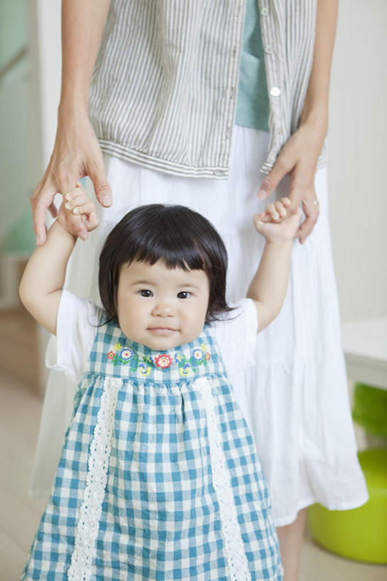 东方人,婴儿,儿童,两个人,家庭,母亲,站,拉,举,握手,笑,微笑,竖图,室内,白天,正面,裙子,纯洁,卧室,椅子,亚洲,服装,朦胧,模糊,注视,休闲装,黄种人,长裙,小孩,衣服,观察,看,托,站着,休闲,温暖,温馨,一家人,休闲服,可爱,母爱,童年,童趣,服饰,活泼,观看,半身裙,童装,和睦,察看,关注,亲情,宝宝,童真,纯真,烂漫,无邪,母婴,伶俐,天真,年轻女性,女人,女性,亚洲人,孩子,年轻人,搀手,举起,举手,举着,拉手,手搀手,手拉手,手牵手,手握手,向上举,向上伸,向上托,站立,半身,彩图,睡房,卧房,融洽