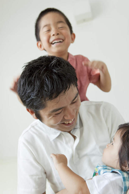 东方人,儿童,三个人,家庭,父亲,女儿,儿子,站,抱,笑,微笑,大笑,露齿笑,竖图,室内,白天,白色背景,仰视,兴奋,纯洁,亚洲,服装,朦胧,模糊,注视,休闲装,黄种人,小孩,衣服,观察,看,站着,张嘴,休闲,温暖,温馨,父女,父子,一家人,休闲服,父爱,可爱,淘气,童年,童趣,摄影,服饰,影棚,抱着,观看,喜悦,和睦,察看,眨眼,搂着,关注,张大嘴巴,童真,烂漫,无邪,哈哈大笑,恶作剧,天真,男孩,男人,男性,年轻男性,女孩,女人,女性,亚洲人,孩子,年轻人,张开嘴,怀抱,搂,搂抱,相抱,拥抱,站立,半身,彩图,低角度拍摄,影棚拍摄,高兴,狂笑,拍摄,融洽,男生,女生