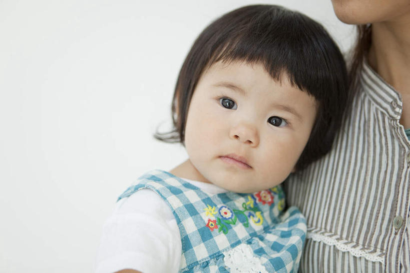 东方人,婴儿,儿童,脸,头,脸颊,两个人,家庭,父亲,站,抱,横图,室内,特写,白天,白色背景,正面,纯洁,亚洲,服装,依偎,注视,休闲装,黄种人,肩膀,小孩,衣服,观察,看,靠,靠着,倚靠,站着,休闲,温暖,温馨,一家人,休闲服,父爱,可爱,童年,童趣,摄影,服饰,活泼,影棚,抱着,观看,和睦,察看,搂着,倚着,关注,宝宝,童真,纯真,烂漫,无邪,依附,依赖,投靠,伶俐,天真,男人,男性,年轻男性,亚洲人,孩子,年轻人,头部,脸部,脸蛋,面部,怀抱,搂,搂抱,相抱,拥抱,站立,半身,彩图,影棚拍摄,拍摄,融洽