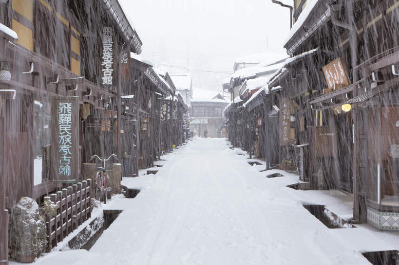无人,横图,室外,白天,正面,旅游,度假,名胜古迹,雪,大雪,标志建筑,地标,建筑,街道,日本,亚洲,一排,朦胧,模糊,遗迹,整齐,挂牌,木桶,积雪,雪景,冬季,冬天,建筑群,古迹,文物,娱乐,建设,商铺,古建筑,排列,享受,休闲,旅游胜地,放松,寒冷,队列,古文明,东亚,本州,本州岛,日本国,中部地方,岐阜,岐阜县,严寒,彩图,巷