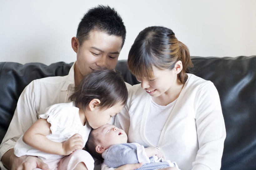 东方人,儿童,四个人,家庭,夫妻,母亲,父亲,女儿,儿子,坐,笑,吻,睡,微笑,露齿笑,横图,室内,白天,正面,爱情,幸福,纯洁,沙发,亚洲,服装,浪漫,注视,休闲装,黄种人,小孩,衣服,观察,看,休闲,温暖,温馨,父女,父子,母女,母子,一家人,休闲服,恩爱,父爱,可爱,母爱,童年,童趣,恋人,服饰,观看,和睦,察看,关注,欢聚,童真,烂漫,无邪,天真,男孩,男人,男性,年轻男性,年轻女性,女孩,女人,女性,亚洲人,孩子,年轻人,夫妇,情侣,困,困觉,亲,亲吻,寝息,睡觉,坐着,半身,彩图,伴侣,融洽,男生,女生,皮沙发