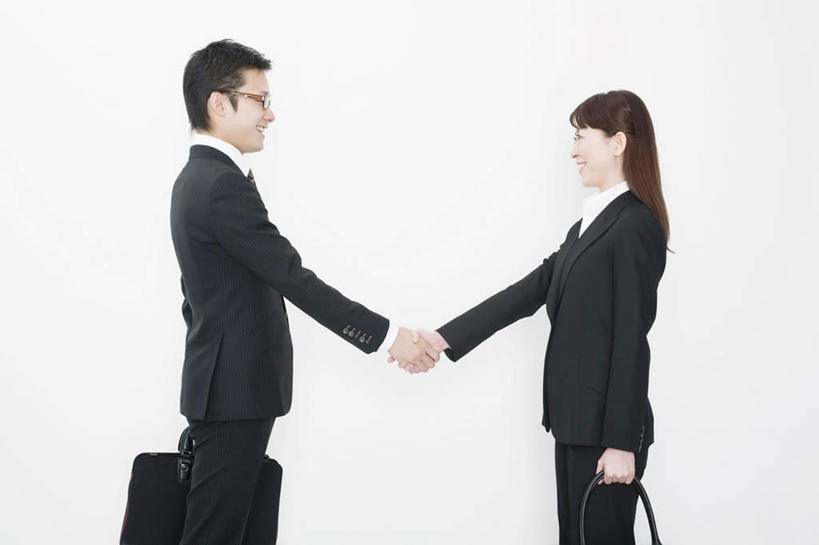 东方人,两个人,商务人士,商务男性,商务女性,站,握手,笑,微笑,横图,室内,白天,白色背景,侧面,衬衫,亚洲,握,套装,包,公文包,眼镜,拿,拎,拿着,黄种人,相视,手提包,站着,面对面,握着,摄影,影棚,公事包,对视,相对,商务装,近视眼镜,工薪阶层,相看,男人,男性,年轻男性,年轻女性,女人,女性,亚洲人,白领,上班族,搀手,拉手,手搀手,手拉手,手牵手,手握手,站立,半身,彩图,影棚拍摄,衬衣,拍摄,拎着