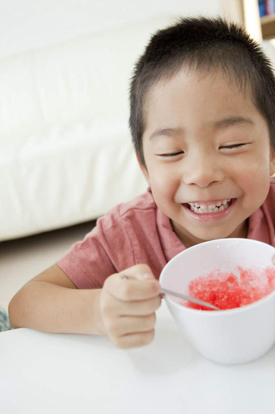 东方人,儿童,脸,头,脸颊,手,一个人,坐,捧,竖图,俯视,室内,特写,白天,白色背景,纯洁,餐桌,沙发,书架,桌子,亚洲,仅一个男性,仅一个人,服装,朦胧,模糊,勺子,陶瓷,冰激凌,陶瓷制品,清凉,注视,休闲装,黄种人,肩膀,小孩,衣服,红色,容器,调羹,汤匙,碗,冷饮,观察,看,仅一个小孩,休闲,舒服,手部,休闲服,冰淇淋,可爱,童年,童趣,摄影,服饰,影棚,餐台,观看,储藏,单手,解暑,察看,储存,关注,解渴,雪糕,布艺沙发,童真,烂漫,无邪,舒爽,冰糕,消暑,天真,男孩,男人,男性,亚洲人,孩子,头部,脸部,脸蛋,面部,端,端着,捧着,手捧,坐着,半身,彩图,高角度拍摄,影棚拍摄,拍摄,贮存,男生