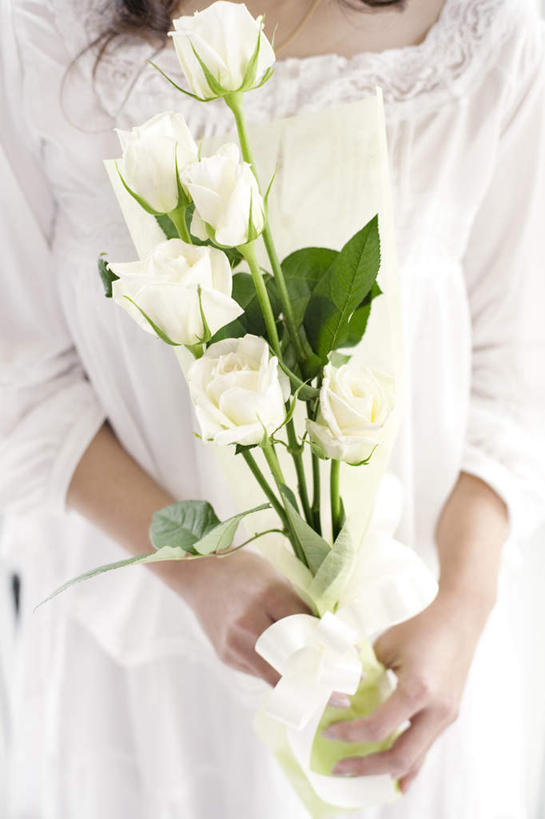 东方人,一个人,站,竖图,室内,白天,白色背景,正面,爱情,幸福,纯洁,热情,玫瑰,叶子,亚洲,仅一个年轻女性,仅一个女性,仅一个人,握,服装,茎,绿叶,玫瑰花,浪漫,拿,拿着,休闲装,黄种人,居家,衣服,站着,休闲,温暖,温馨,休闲服,嫩叶,恩爱,握着,摄影,服饰,影棚,和睦,感动,贤惠,尊敬,天真,刺玫花,徘徊花,年轻女性,女人,女性,亚洲人,叶,叶片,站立,半身,彩图,影棚拍摄,拍摄,融洽